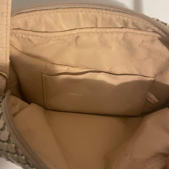 Very pretty cream colored purse - Picture 4 of 5